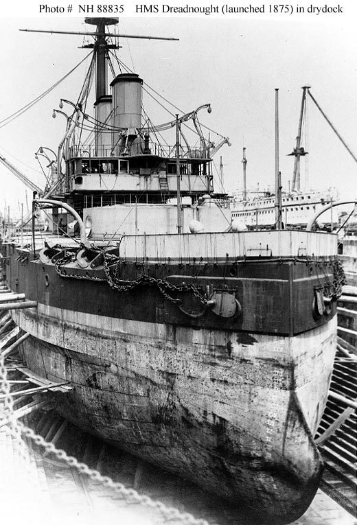 Броненосец HMS Dreadnought 1875 года в сухом доке: корпус целиком, ниже и выше ватерлинии